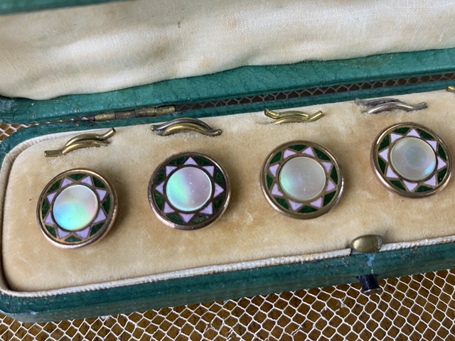 1 antique victorian buttons 1900