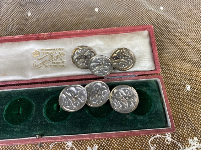 5 antique buttons 1903