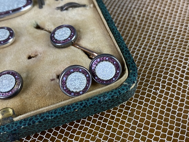 4 antique victorian buttons 1900
