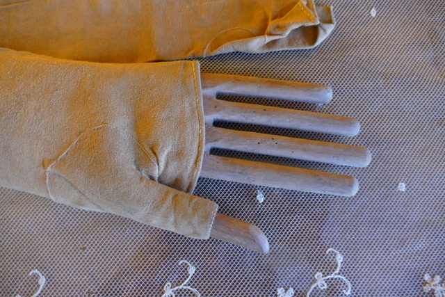 16 antique gloves 1825