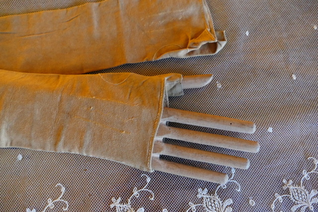 1 antique gloves 1825