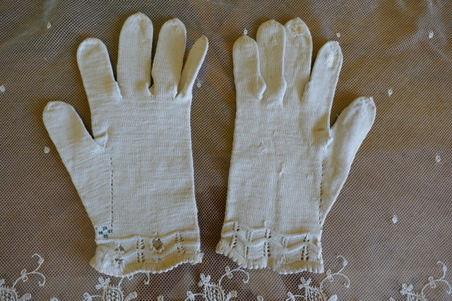 9 antike Biedermeier Handschuhe 1839