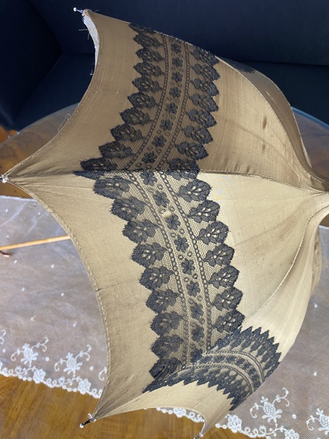 3 antique stroll umbrella 1840