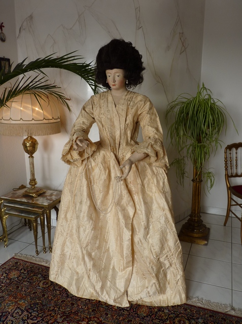 1 antique mannequin 1800