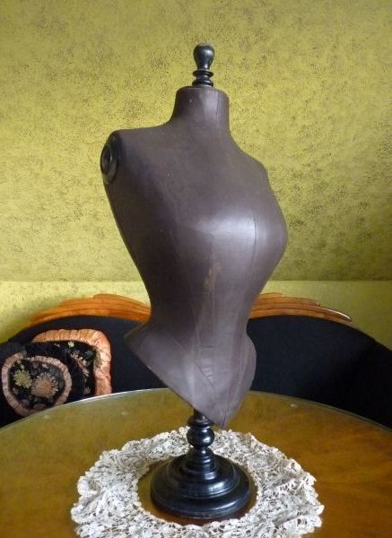 15b antique-corset-mannequin-bust