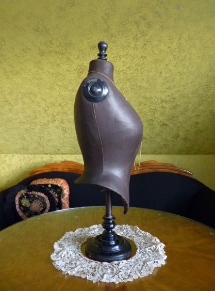 19 antique-corset-mannequin-bust