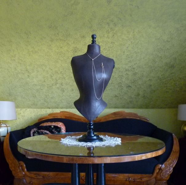 2a antique-table-mannequin