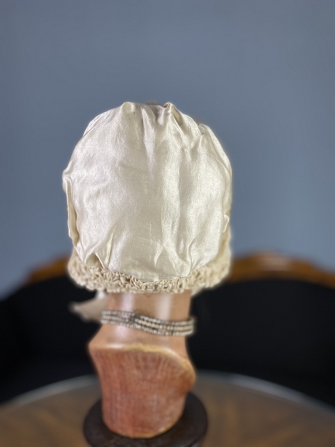 6 antique bonnet 1840