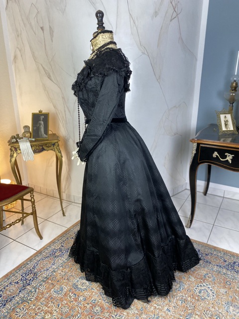 12 antique day dress 1900
