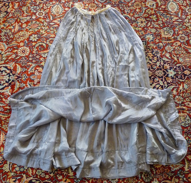 104 antique dress 1901