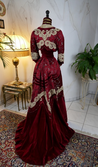 31 antique society dress 1904