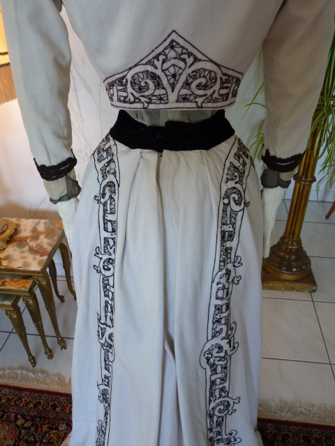 28a antique gown 1905