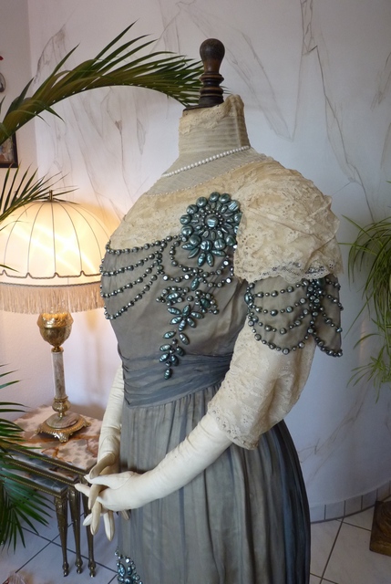 22 antique dress 1908