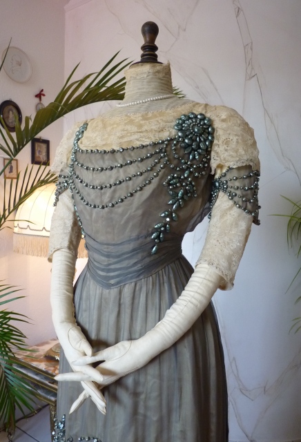 4a antique dress 1908