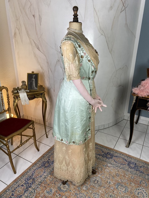 21 antique reception gown.1912
