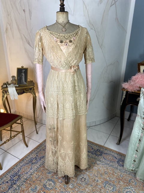 26 antique reception gown.1912