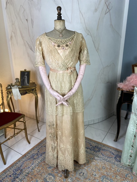 28 antique reception gown.1912