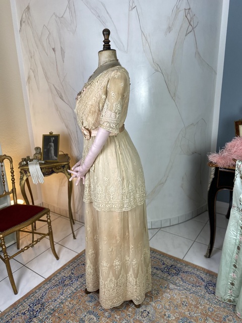 31 antique reception gown.1912