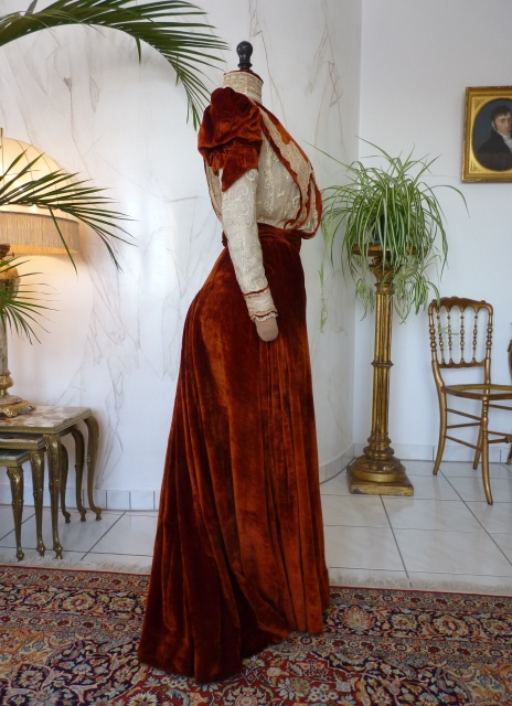 33 antikes Kleid