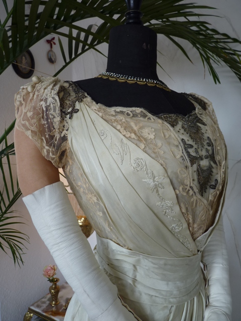 10b antique gown