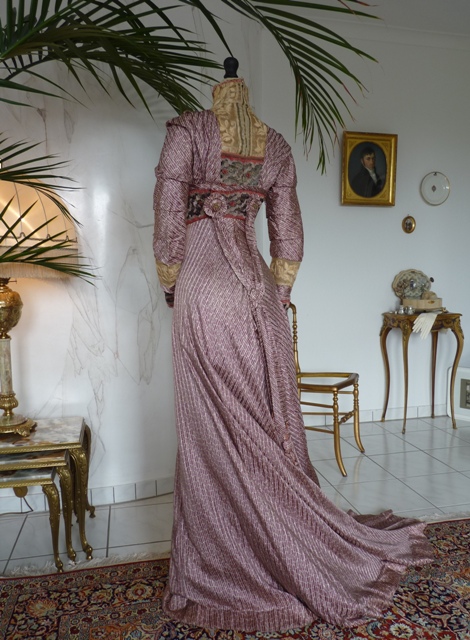 14b antikes Kleid