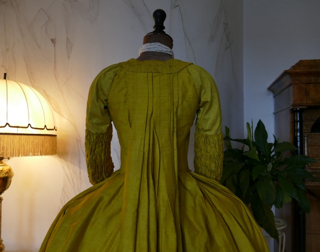 32 antique robe a la francaise 1760