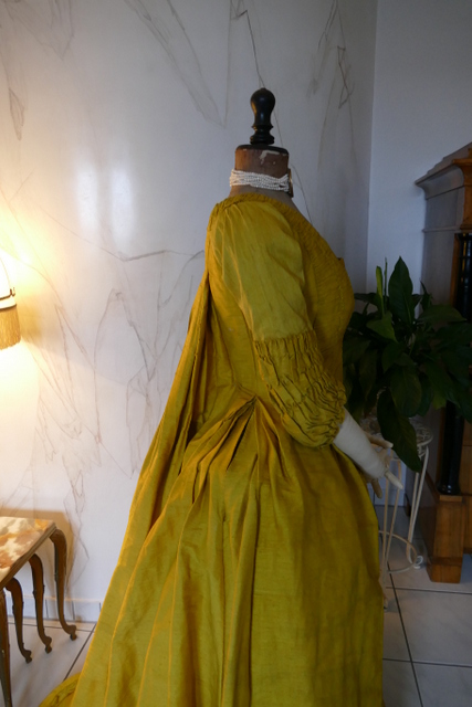 38 antique robe a la francaise 1760