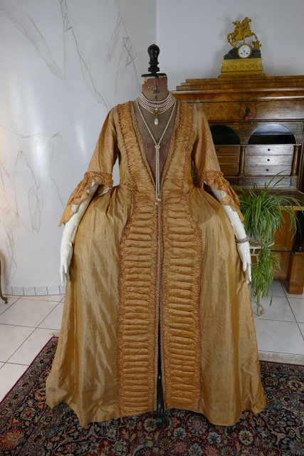 12 antique rococo robe manteau 1775