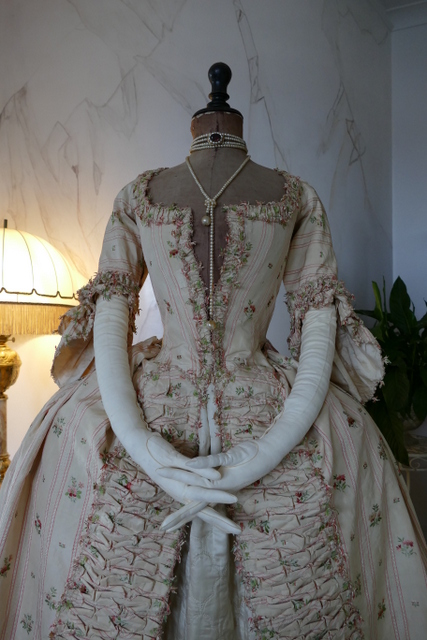1 antique robe a la Francaise 1770