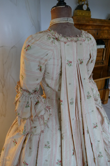 35 antique robe a la Francaise 1770