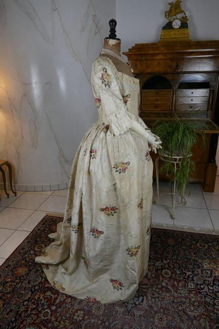 28 antique rococo robe a l anglaise 1770