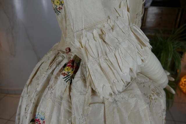 29 antique rococo robe a l anglaise 1770