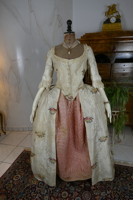 32 antique rococo robe a l anglaise 1770
