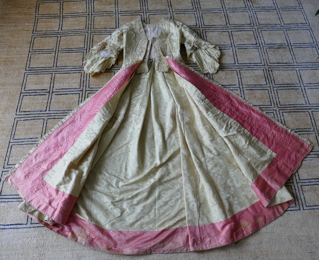 37 antique robe a la francaise 1770