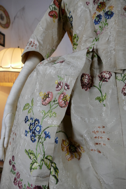 12 antique robe Rococo 1780