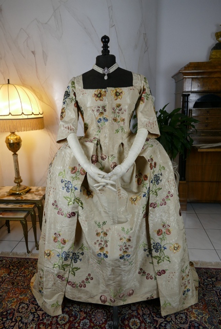 17 antique robe Rococo 1780