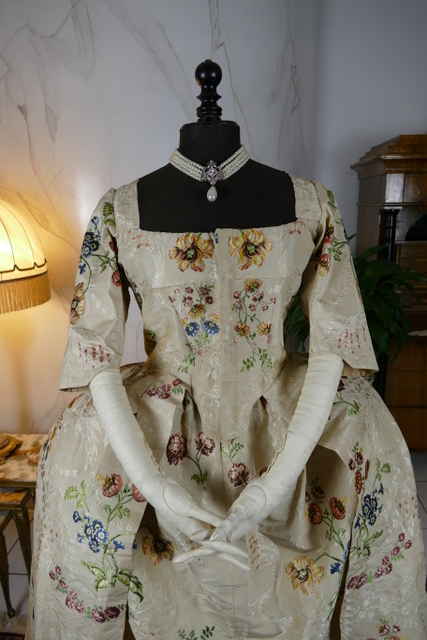 18 antique robe Rococo 1780