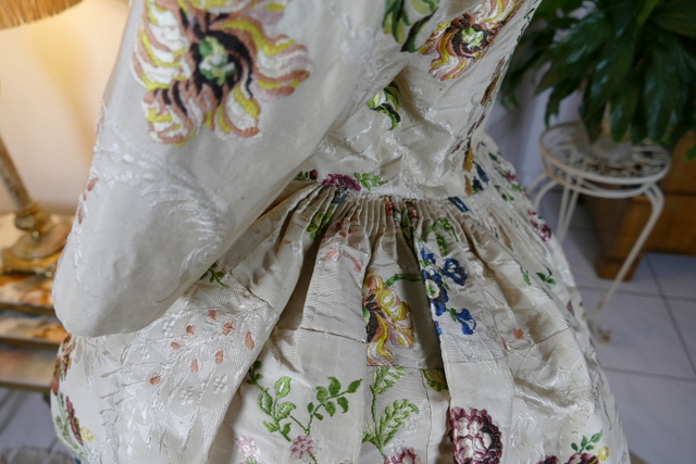 21 antique robe Rococo 1780