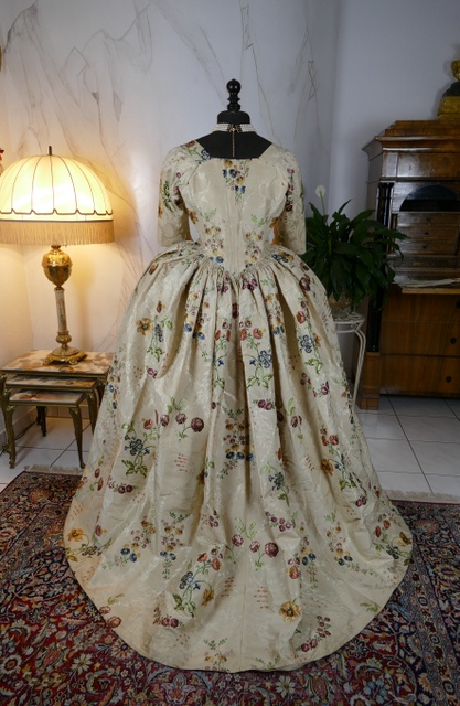 25 antique robe Rococo 1780