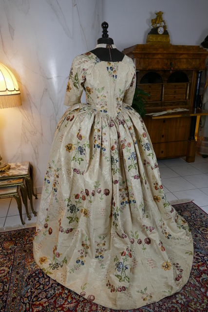 26 antique robe Rococo 1780