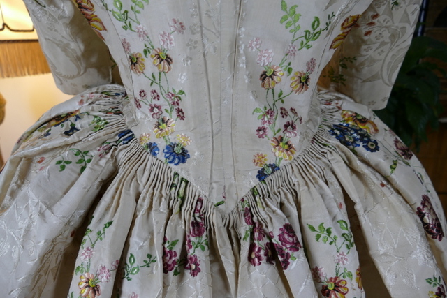 27 antique robe Rococo 1780