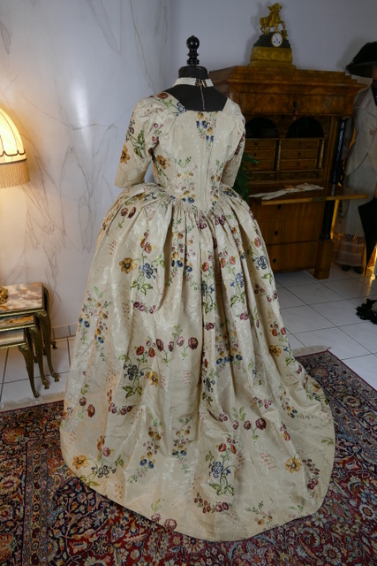 32 antique robe Rococo 1780