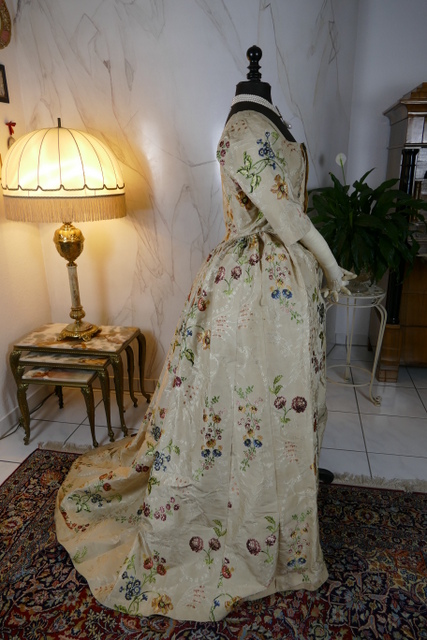 33 antique robe Rococo 1780