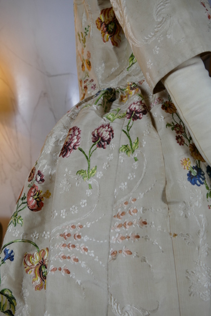 36 antique robe Rococo 1780