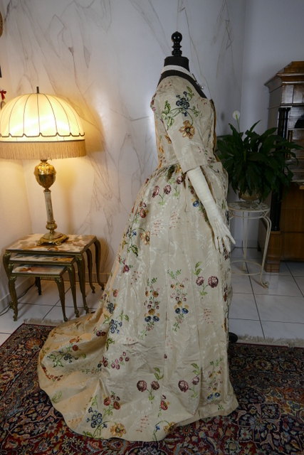 37 antique robe Rococo 1780