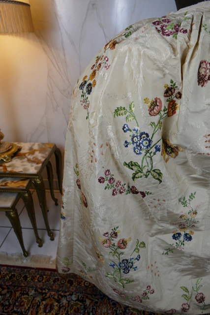 40 antique robe Rococo 1780