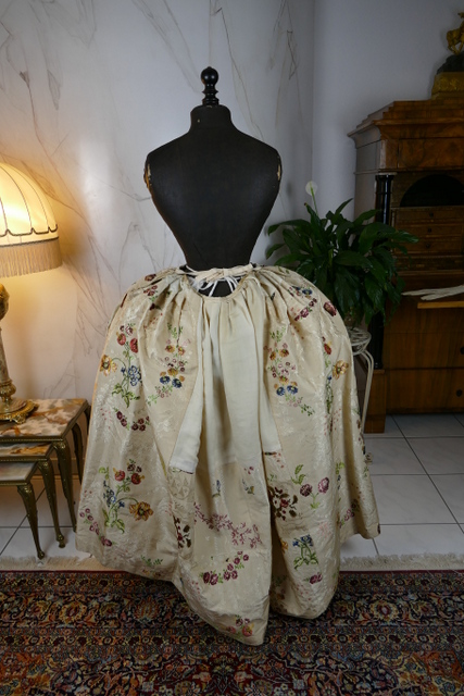 43 antique robe Rococo 1780