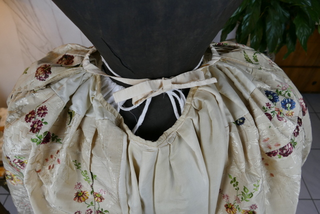 44 antique robe Rococo 1780
