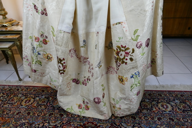 45 antique robe Rococo 1780
