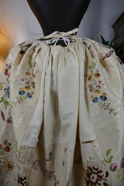 46 antique robe Rococo 1780